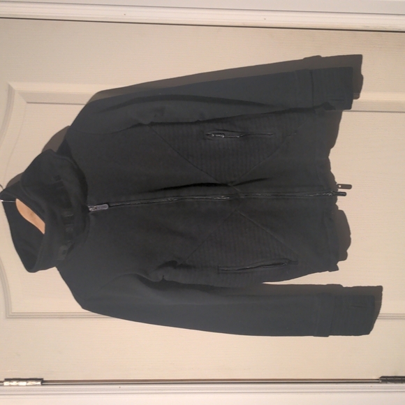 Bench - black zip up - Picture 1 of 3